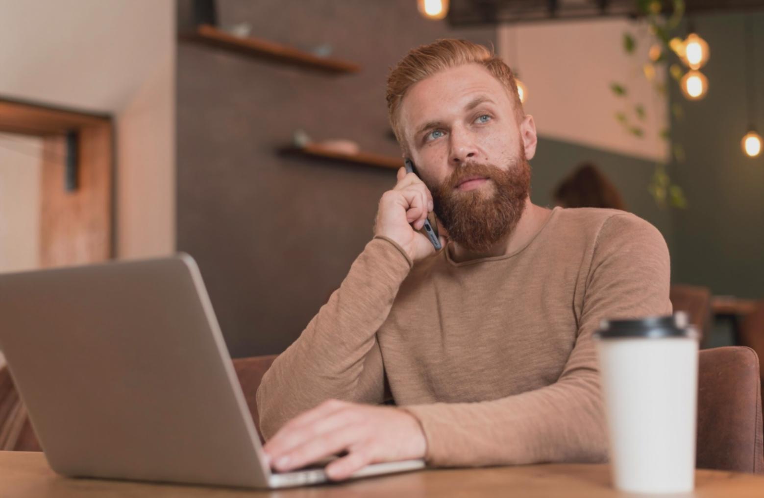 Profesional analizando datos financieros en pantalla
